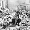 Polskie dziecko w ruinach Warszawy we wrześniu  1939 roku.