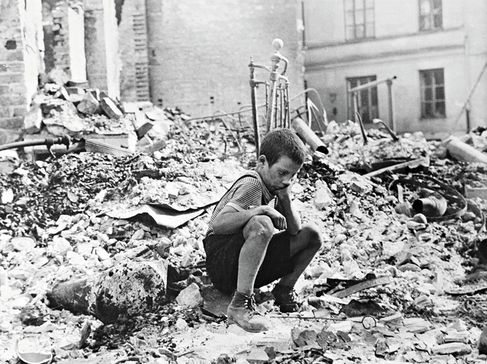 Polskie dziecko w ruinach Warszawy we wrześniu  1939 roku.