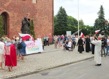 Uczestnicy wyruszyli spod pomnika św. Jana Pawła II.