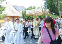 W parafii Najświętszego Serca Pana Jezusa w Stegnie w procesji wraz z parafianami wzięło udział także liczne grono turystów.