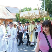 W parafii Najświętszego Serca Pana Jezusa w Stegnie w procesji wraz z parafianami wzięło udział także liczne grono turystów.