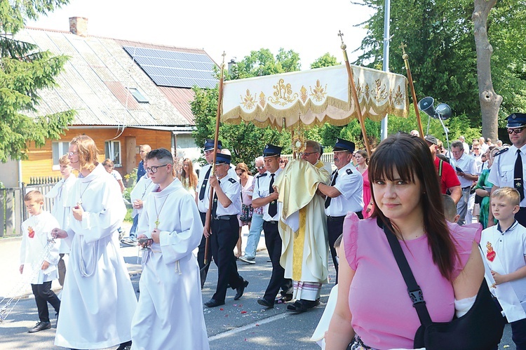 W parafii Najświętszego Serca Pana Jezusa w Stegnie w procesji wraz z parafianami wzięło udział także liczne grono turystów.