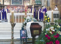 Kard. Kazimierz Nycz przewodniczył Mszy św. przy trumnie zmarłego.