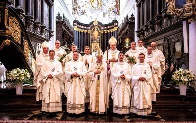 Neoprezbiterzy z biskupami i kapłanami archidiecezji gdańskiej.