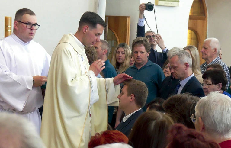 Podczas błogosławieństwa prymicyjnego.