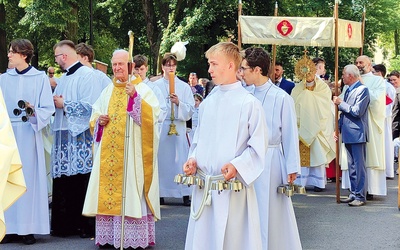 Gość kongresowy w procesji Bożego Ciała, która wyruszyła po Mszy św. w katedrze.