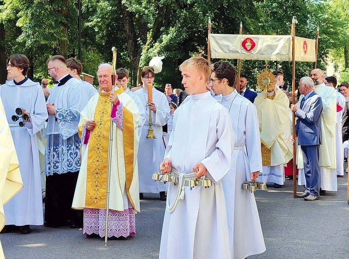 Gość kongresowy w procesji Bożego Ciała, która wyruszyła po Mszy św. w katedrze.