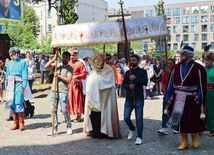 – Róbmy sobie, kochani, po każdej Mszy św. procesje eucharystyczne. Stylem swojego życia, szacunkiem dla innych, kulturą, cierpliwością, rzetelnością w wykonywaniu codziennych obowiązków, uczciwością i dobrocią, niczym złocista monstrancja ukazujmy innym Chrystusa – zaproponował metropolita katowicki. 