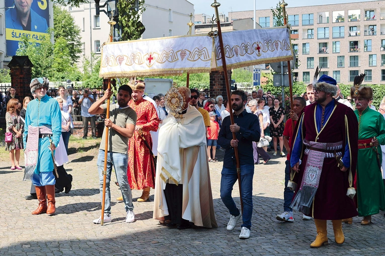 – Róbmy sobie, kochani, po każdej Mszy św. procesje eucharystyczne. Stylem swojego życia, szacunkiem dla innych, kulturą, cierpliwością, rzetelnością w wykonywaniu codziennych obowiązków, uczciwością i dobrocią, niczym złocista monstrancja ukazujmy innym Chrystusa – zaproponował metropolita katowicki. 
