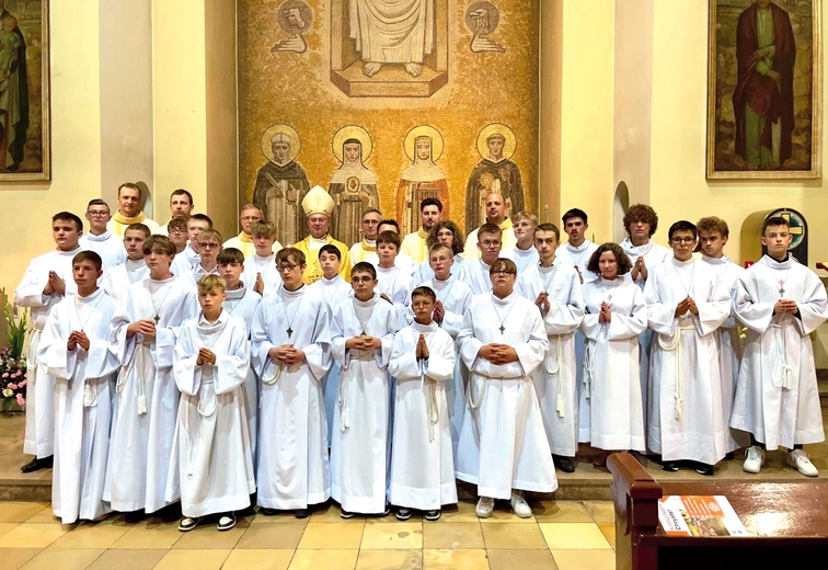 Nowo pobłogosławieni z biskupem gliwickim i swoimi duszpasterzami.