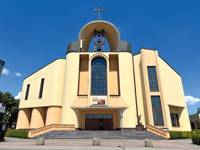 Bryła świątyni Trójcy Przenajświętszej ma bardzo nietypową formę.