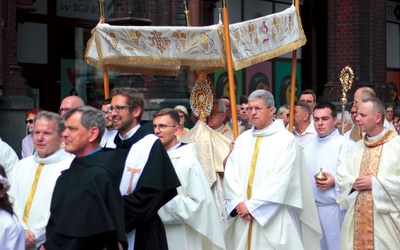 W tym roku nad manifestacją wiary w centrum Legnicy świeciło słońce, ale uczestników zmoczył także mocny deszcz.