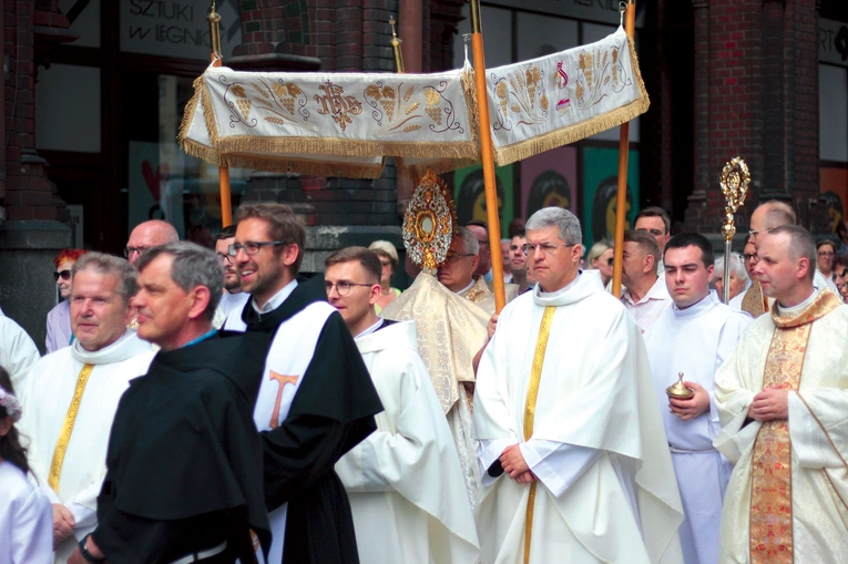 W tym roku nad manifestacją wiary w centrum Legnicy świeciło słońce, ale uczestników zmoczył także mocny deszcz.