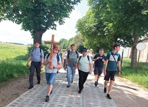 Cisza, modlitwna zaduma lub rozmowy, w słońcu i burzy – tak wędrowano do Polanowa. 