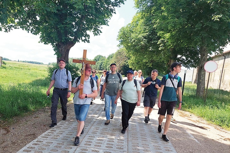 Cisza, modlitwna zaduma lub rozmowy, w słońcu i burzy – tak wędrowano do Polanowa. 