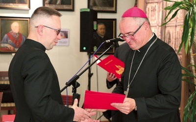 	Wręczając nominacje, bp Szymon Stułkowski zachęcał księży do gorliwego wejścia w nowe obowiązki.