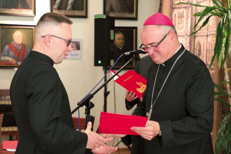 	Wręczając nominacje, bp Szymon Stułkowski zachęcał księży do gorliwego wejścia w nowe obowiązki.