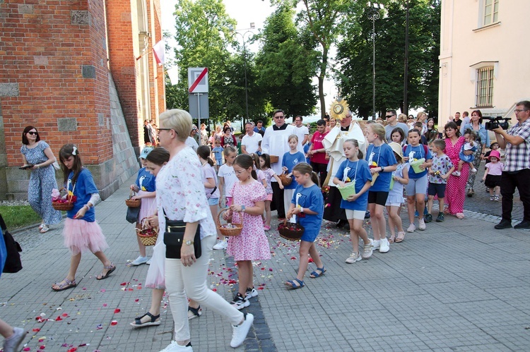 W tę procesję zaangażowały się wszystkie maluchy: jedne sypały płatkami kwiatów, inne z całych sił dzwoniły dzwoneczkami, które przyniosły ze sobą, odpowiadając na zachętę biskupa.