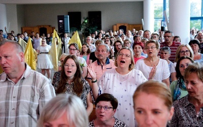 	Razem przed Panem stanęli starsi i młodsi, rodziny z maluszkami, siostry zakonne, księża i klerycy.