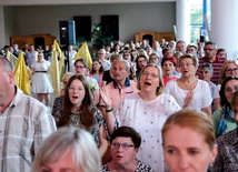 	Razem przed Panem stanęli starsi i młodsi, rodziny z maluszkami, siostry zakonne, księża i klerycy.