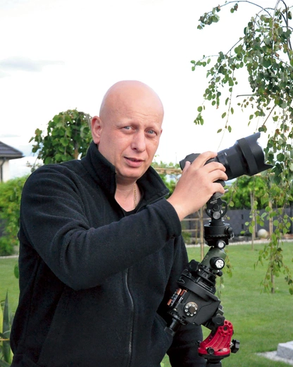 Mariusz Durlej przy swoim domu.