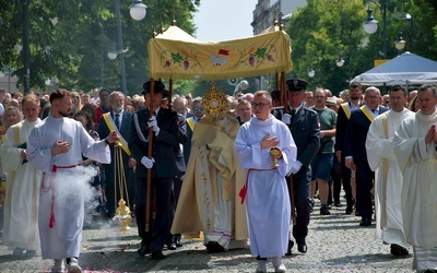 	Wielu wiernych publicznie oddało hołd Jezusowi.