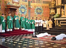 	Podczas śpiewu Litanii do Wszystkich Świętych zebrani w katedrze wierni upraszali łask Ducha Świętego dla nowych duchownych, którzy w tym czasie leżeli krzyżem. 