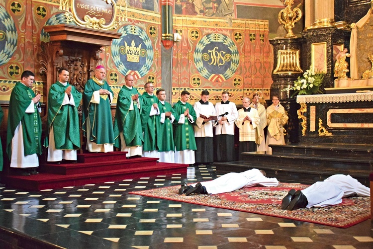 	Podczas śpiewu Litanii do Wszystkich Świętych zebrani w katedrze wierni upraszali łask Ducha Świętego dla nowych duchownych, którzy w tym czasie leżeli krzyżem. 