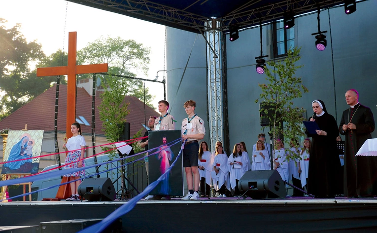 Zebrani odmówili Koronkę do Miłosierdzia Bożego.