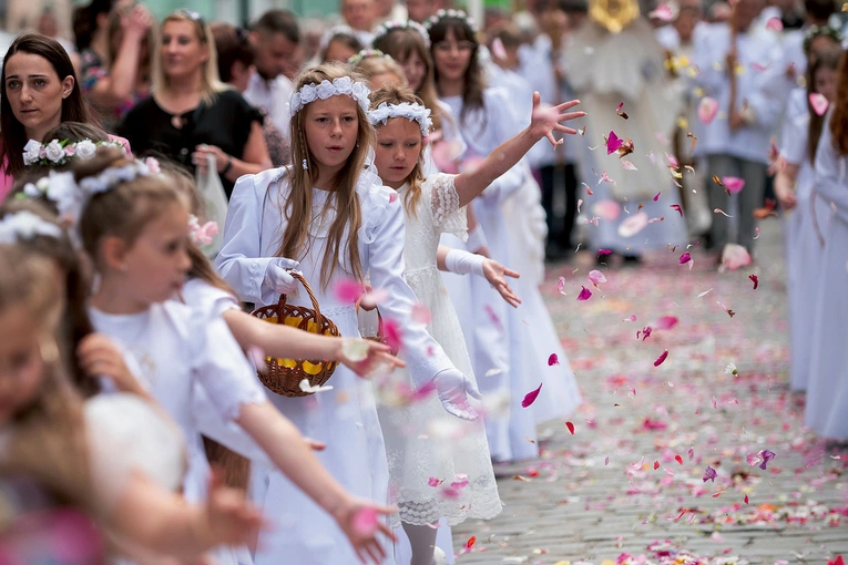 Po Eucharystii wierni udali się do czterech ołtarzy, sprzed katedry do kościoła pw. św. Józefa Oblubieńca NMP.