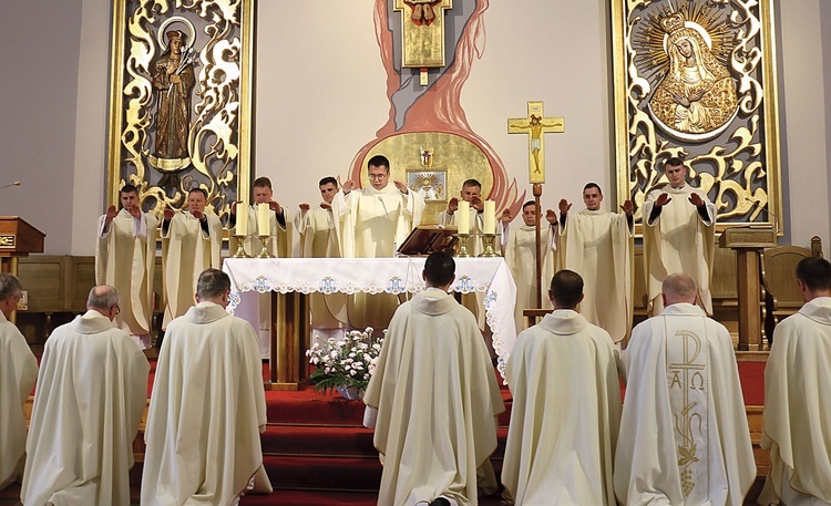 Po Eucharystii nowo wyświęceni kapłani udzielili błogosławieństwa prymicyjnego księżom i alumnom.