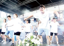 Boże Młode Wariaty animowały ze sceny integracyjne tańce. 