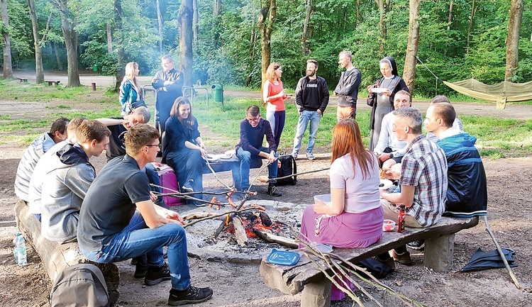 Pierwsze spotkanie: krótka piesza pielgrzymka po Wrocławiu, Msza św. i na koniec ognisko z kiełbaskami.