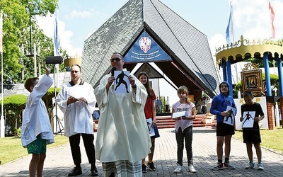 W świętowaniu wzięły udział prawie 2 tys. najmłodszych, którzy na koniec Mszy św. zawierzyli się tutejszej patronce.