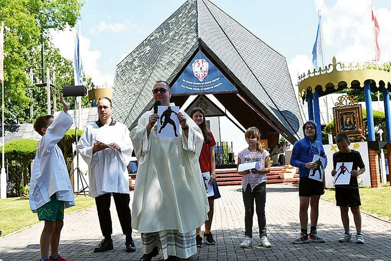 W świętowaniu wzięły udział prawie 2 tys. najmłodszych, którzy na koniec Mszy św. zawierzyli się tutejszej patronce.
