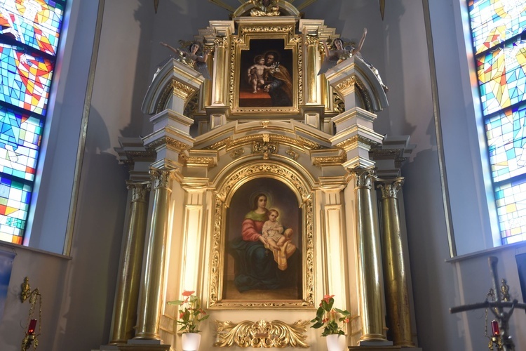 Ołtarz główny z obrazem MB Pocieszenia podarowała parafia-matka z Podegrodzia.