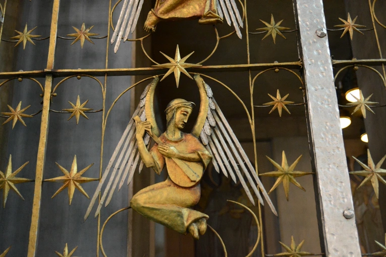Złota krata w kościele Świętej Rodziny w Branicach