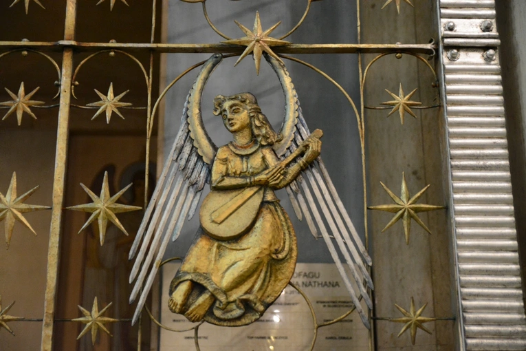 Złota krata w kościele Świętej Rodziny w Branicach