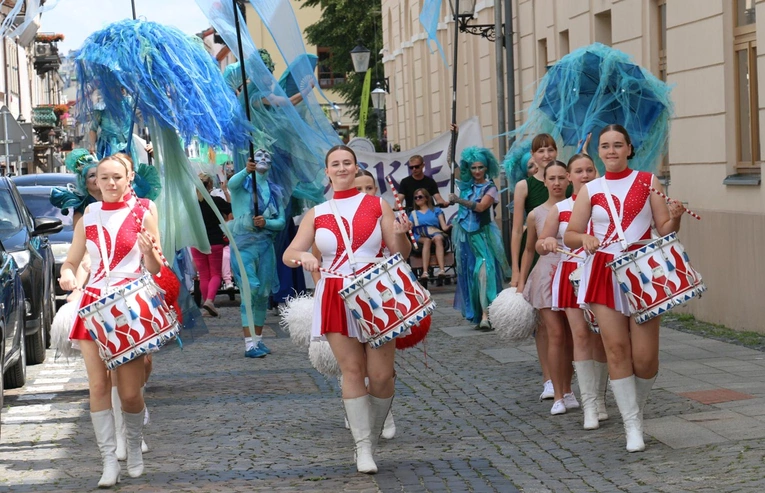 Barwny korowód przeszedł ulicami miasta.