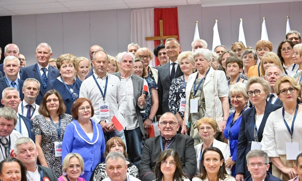 Prezydent Andrzej Duda wśród obrońców krzyża w Miętnem