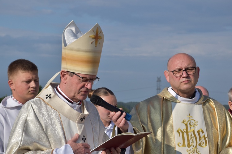 Poświęcenie nowego krzyża przy kościele NSPJ w Niestępowie