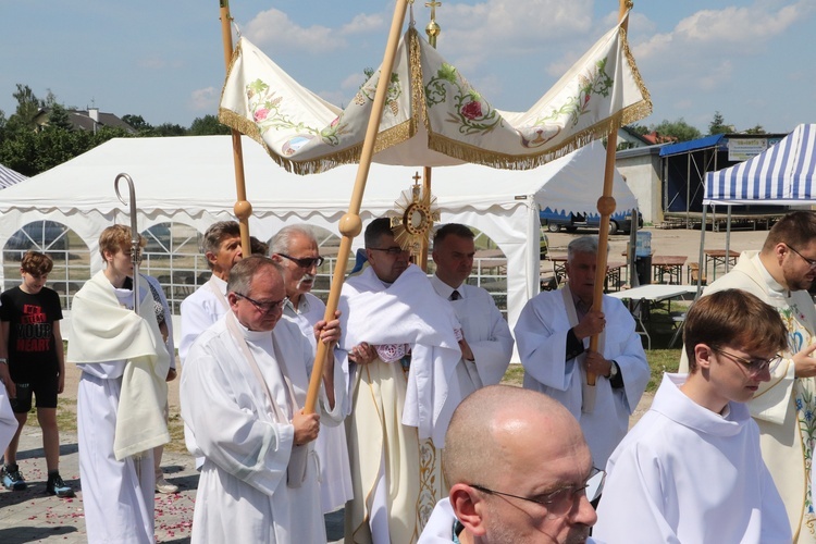 Modlitewne spotkanie zakończyła uroczysta procesja.