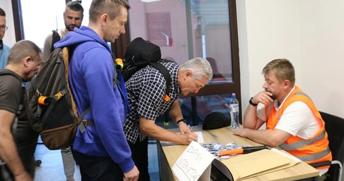 Nocna pielgrzymka mężczyzn do Starej Błotnicy 