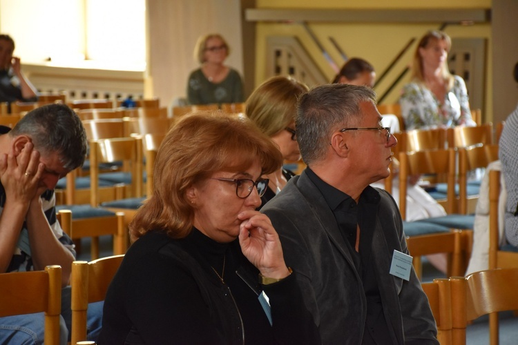 Panel dyskusyjny konderencji o zagrożeniach rozwoju osobowości młodego człowieka 