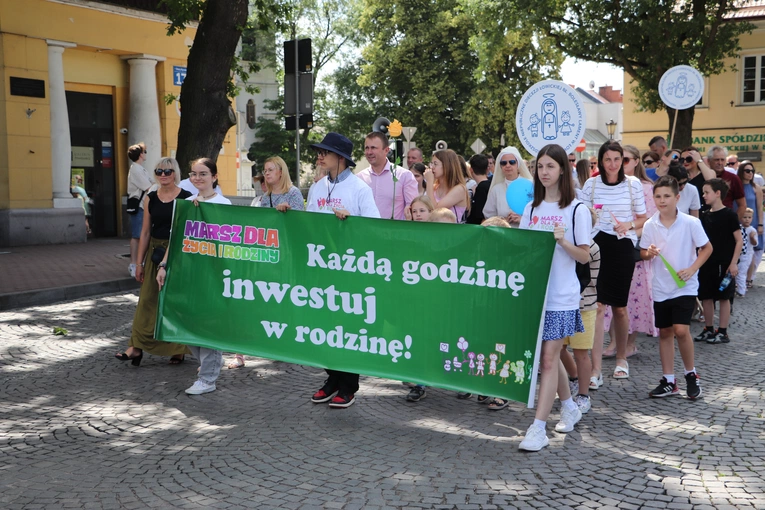 Dla młodych ludzi hasła marszu to prośba - na dziś i zadanie - na przyszłość.