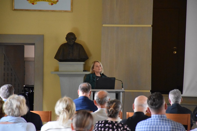 Rozpoczęcie konferencji "Zagrożenia rozwoju osobowości młodego człowieka na początku XXI w."