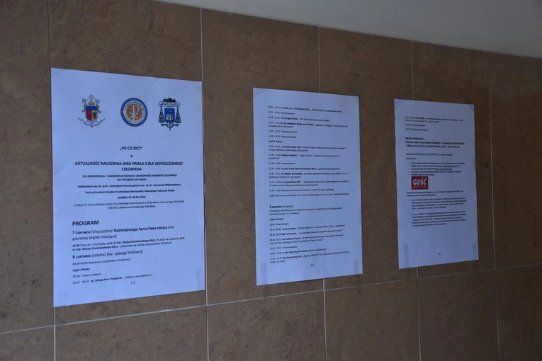 Rozpoczęcie konferencji "Zagrożenia rozwoju osobowości młodego człowieka na początku XXI w."