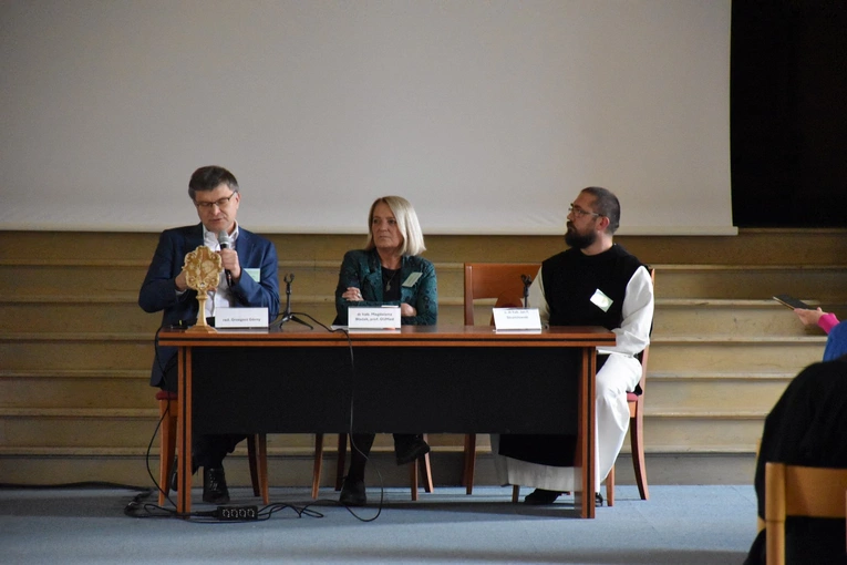 Rozpoczęcie konferencji "Zagrożenia rozwoju osobowości młodego człowieka na początku XXI w."