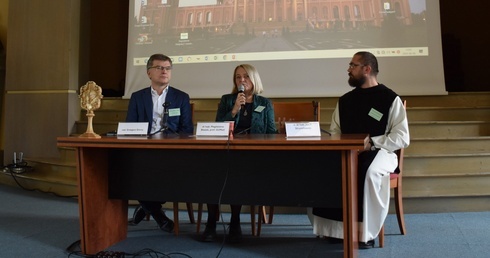 W panelu dyskusyjnym pierwszej części wzięli udział: Grzegorz Górny, Magdalena Błażek oraz o. Jan P. Strumiłowski OCist.