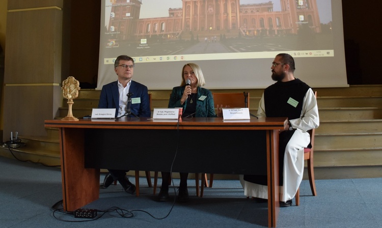 W panelu dyskusyjnym pierwszej części wzięli udział: Grzegorz Górny, Magdalena Błażek oraz o. Jan P. Strumiłowski OCist.
